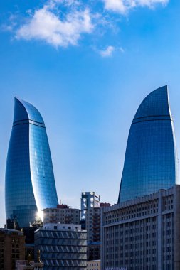 Bakü, Azerbaycan Modern bir sokaktan görülen tarihi Ateş Kuleleri.