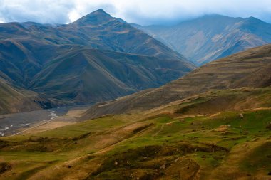 Khinalug, Azerbaycan Qudyalchay Nehri havzasının panoramik manzarası.