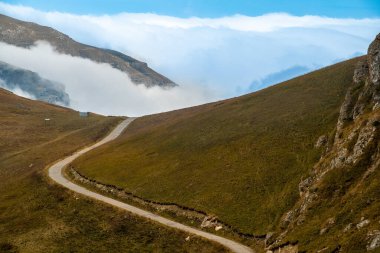 Khinalug, Azerbaycan Qudyalchay Nehri havzasının üzerindeki bir yolun panoramik görüntüsü.