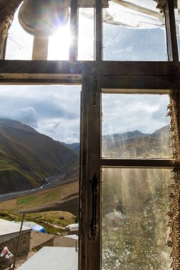 Khinalug, Azerbaycan Qudyalchay Nehri havzasının penceresinden panoramik bir manzara.