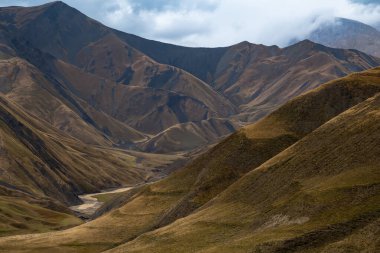 Khinalug, Azerbaycan Qudyalchay Nehri havzasının panoramik manzarası.