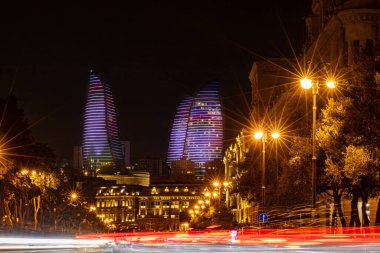 Bakü, Azerbaycan 22 Eylül 2024 Neftchilar Bulvarı 'ndaki Alev Kuleleri' nin öngörüsü.