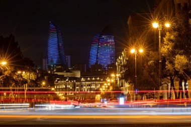 Bakü, Azerbaycan 22 Eylül 2024 Neftchilar Bulvarı 'ndaki Alev Kuleleri' nin öngörüsü.