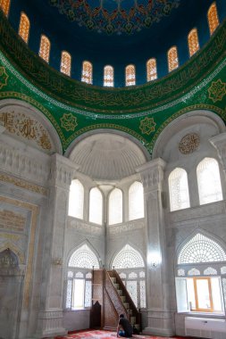 Bakü, Azerbaycan 22 Eylül 2024 Bibiheybat Camii 'nde dua eden bir adam.