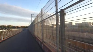 Stockholm, İsveç Sonbaharda Arsta Köprüsü 'nden Sodermalm' a bisiklet yolunun manzarası. 