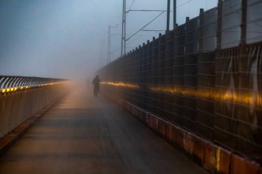 Stockholm, İsveç 3 Ekim 2024 Arsta Köprüsü 'nden Sodermalm' e giden bisiklet yolunda bir bisikletçi..