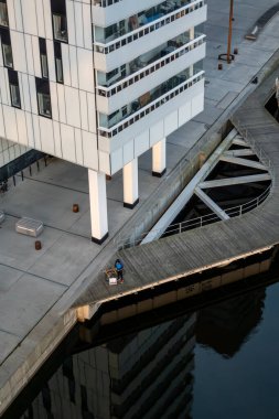 Stockholm, İsveç 6 Ekim 2024. Liljeholmskajen 'de rıhtımda yürüyen biri.