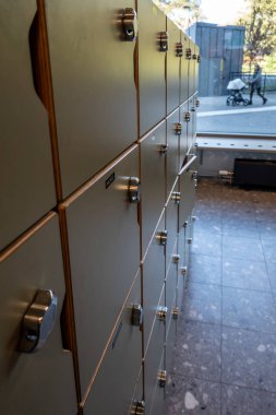 Stockholm, İsveç 6 Ekim 2024 Midsommarkransens skola 'nın içindeki dolaplar, Tengbom mimarlık firması tarafından tasarlanan yenilenmiş bir itfaiye istasyonu..