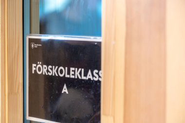 Stockholm, İsveç 6 Ekim 2024 Bir ilkokulun vitrininde