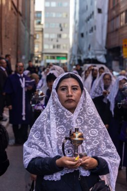 Stockholm, İsveç 6 Ekim 2024 Kadınlar, El Senor de los Milagros geleneğini anmak için Sodermalm bölgesindeki bir Peru kültüründe ve Katolik geçit töreninde tütsü yakıyor..