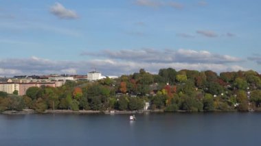 Stockholm, İsveç Sodermalm bölgesindeki Tantolunden Parkı üzerindeki ağaçlarda sonbahar renkleri. 