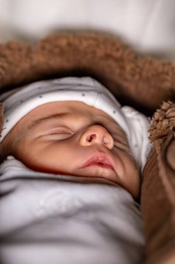 Stockholm, İsveç Uyuyan yeni doğmuş bir kız bebek.