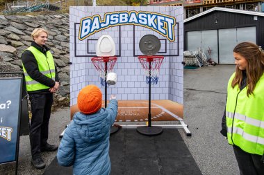 Stockholm, İsveç 13 Ekim 2024. Şehir merkezinde Hammarbybacken 'deki atık su arıtma tesisinin inşaatını ziyaret eden insanlar var. İşte, tuvalet kağıdıyla basketbol..