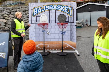 Stockholm, İsveç 13 Ekim 2024. Şehir merkezinde Hammarbybacken 'deki atık su arıtma tesisinin inşaatını ziyaret eden insanlar var. İşte, tuvalet kağıdıyla basketbol..