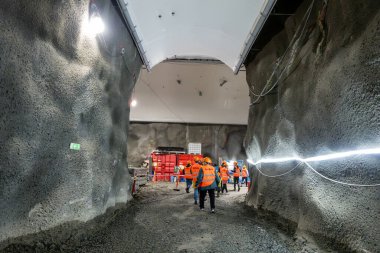 Stockholm, İsveç 13 Ekim 2024 Kasabanın merkezindeki Hammarbybacken 'de devam eden atık su arıtma tesisini ziyaret eden insanlar.