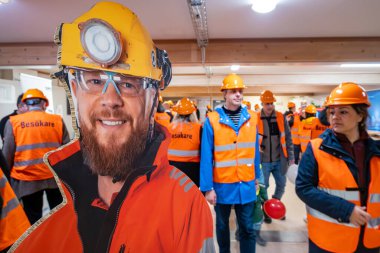 Stockholm, İsveç 13 Ekim 2024 Kasabanın merkezindeki Hammarbybacken 'de devam eden atık su arıtma tesisi inşaatında çalışan bir işçiyi durdurduk..