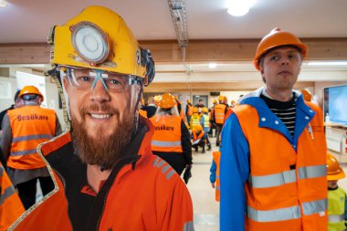 Stockholm, İsveç 13 Ekim 2024 Kasabanın merkezindeki Hammarbybacken 'de devam eden atık su arıtma tesisi inşaatında çalışan bir işçiyi durdurduk..