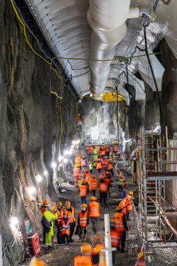 Stockholm, İsveç 13 Ekim 2024 Kasabanın merkezindeki Hammarbybacken 'de devam eden atık su arıtma tesisini ziyaret eden insanlar.