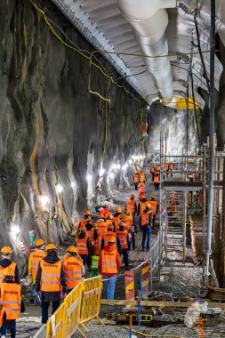 Stockholm, İsveç 13 Ekim 2024 Kasabanın merkezindeki Hammarbybacken 'de devam eden atık su arıtma tesisini ziyaret eden insanlar.