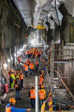 Stockholm, İsveç 13 Ekim 2024 Kasabanın merkezindeki Hammarbybacken 'de devam eden atık su arıtma tesisini ziyaret eden insanlar.