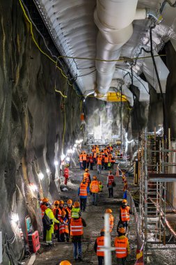Stockholm, İsveç 13 Ekim 2024 Kasabanın merkezindeki Hammarbybacken 'de devam eden atık su arıtma tesisini ziyaret eden insanlar.