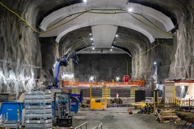Stockholm, İsveç 13 Ekim 2024 Kasabanın merkezindeki Hammarbybacken 'de devam eden atık su arıtma tesisinin iç inşaatı.