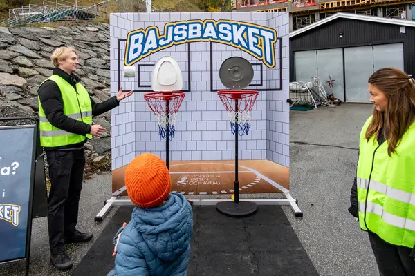 Stockholm, İsveç 13 Ekim 2024. Şehir merkezinde Hammarbybacken 'deki atık su arıtma tesisinin inşaatını ziyaret eden insanlar var. İşte, tuvalet kağıdıyla basketbol..