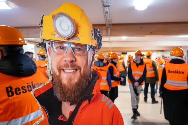 Stockholm, İsveç 13 Ekim 2024 Kasabanın merkezindeki Hammarbybacken 'de devam eden atık su arıtma tesisi inşaatında çalışan bir işçiyi durdurduk..