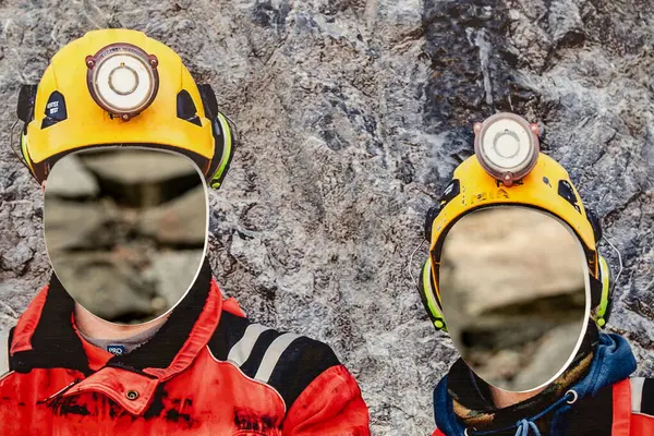 Stockholm, İsveç 13 Ekim 2024. Şehir merkezinde Hammarbybacken 'deki atık su arıtma tesisinin yapımında çalışan işçilerle dolu selfie istasyonu..