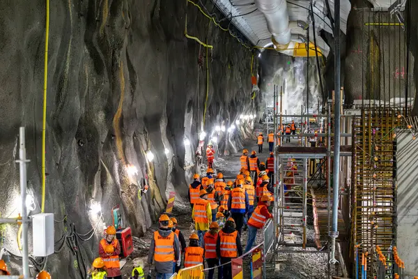 Stockholm, İsveç 13 Ekim 2024 Kasabanın merkezindeki Hammarbybacken 'de devam eden atık su arıtma tesisini ziyaret eden insanlar.