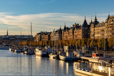 Stockholm, İsveç 17 Ekim 2024 Bir sonbahar gününde Strandvagen abd yüzen ev manzarası.