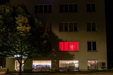 Stockholm, İsveç 24 Ekim 2024 Skanstull bölgesindeki bir apartmanın kırmızı ışıklı penceresi..