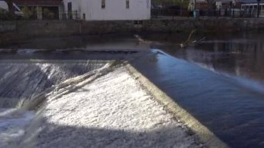 Uppsala, İsveç Şehir merkezindeki Fyris Nehri üzerinde küçük bir şelale. 