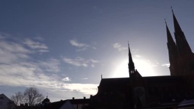 Uppsala, İsveç Uppsala Katedrali 'nin silueti ve güneşli gökyüzü manzarası. 