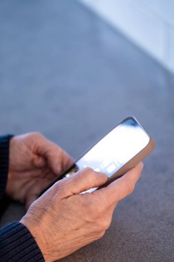 Stockholm, İsveç Bir kadın elinde cep telefonu tutuyor.