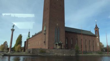 Stockholm, İsveç. Stockholm şehir merkezindeki Malaren Gölü 'nde toplu taşıma feribotunun manzarası.. 