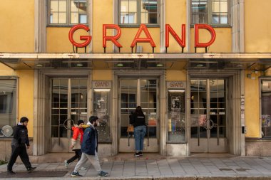 Uppsala, İsveç 28 Ekim 2024 Bir yaya 1936 'dan itibaren şehir merkezindeki Tradgardsgatan' daki klasik ve klasik Grand Cinema 'nın önünden geçer ve mimar Simon Lindsjo tarafından inşa edilir..