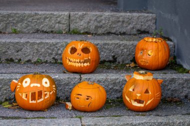 Uppsala, İsveç Taş basamaklarda bir yığın oyulmuş balkabağı.