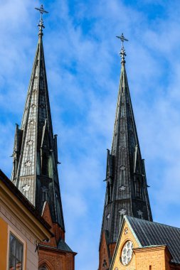 Uppsala, İsveç Uppsala Domkyrka ya da Uppsala Katedrali 'nin gökyüzüne hakim olan manzarası.
