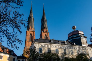 Uppsala, İsveç Uppsala Domkyrka veya Uppsala Katedrali ve Uppsala Üniversitesi Müzesi 'ndeki Gustavianum manzarası.