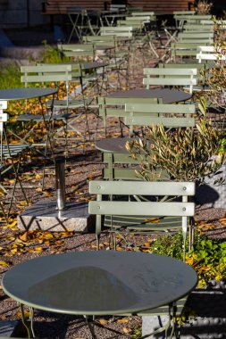 Uppsala, İsveç Açık havada parkta piknik masaları 