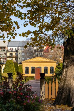 Uppsala, İsveç 28 Ekim 2024 Kasabanın merkezindeki Linnaeus bahçesindeki Orangeriet manzarası.