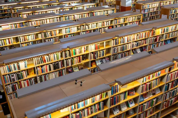 Uppsala, İsveç 28 Ekim 2024 Stadsbibliotek 'in içindeki kitap yığınları veya Şehir Kütüphanesi.