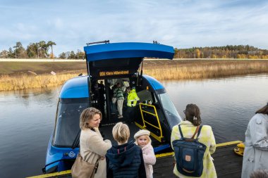 Stockholm, İsveç 29 Ekim 2024 Yeni bir yüksek hız ve elektrikli hidrofolyo yolcu ve feribot için rıhtımda bekleyenler Belediye Binası ve Ekero adası arasında hizmete girerler.