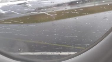 Stockholm, İsveç Yağmurda pistten kalkan bir uçağın lombozundan manzara. 