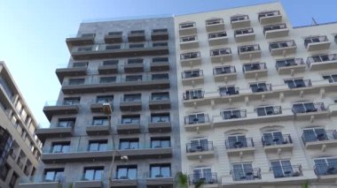 Sliema, Malta Triq Ix - Xatt caddesinde balkonları uyumlu olan çok katlı yenilenmiş bir bina.. 