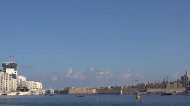 Valletta, Malta. Liman manzarası, Eski Şehir 'deki Manderaggio bölgesi ve St. Paul Katedrali..