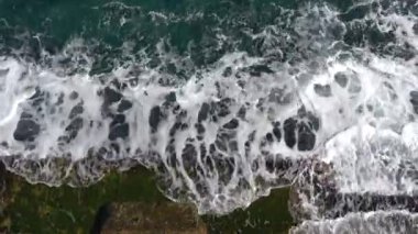 Valletta, Akdeniz 'den Malta Sörfü bir deniz duvarına çarpıyor.  