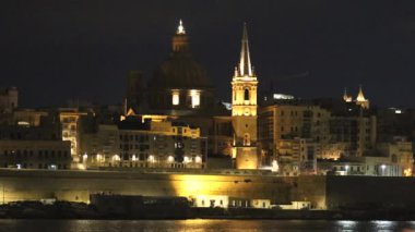 Valletta, Malta Valletta, Malta Limanı 'nın gece görüşü Eski Şehir' deki Manderaggio Bölgesi ve St. Paul Katedrali..