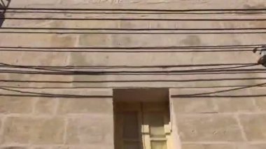 Mosta, Malta. Hareket halindeki bir otobüsten ana caddedeki konut binalarının görüntüsü.. 